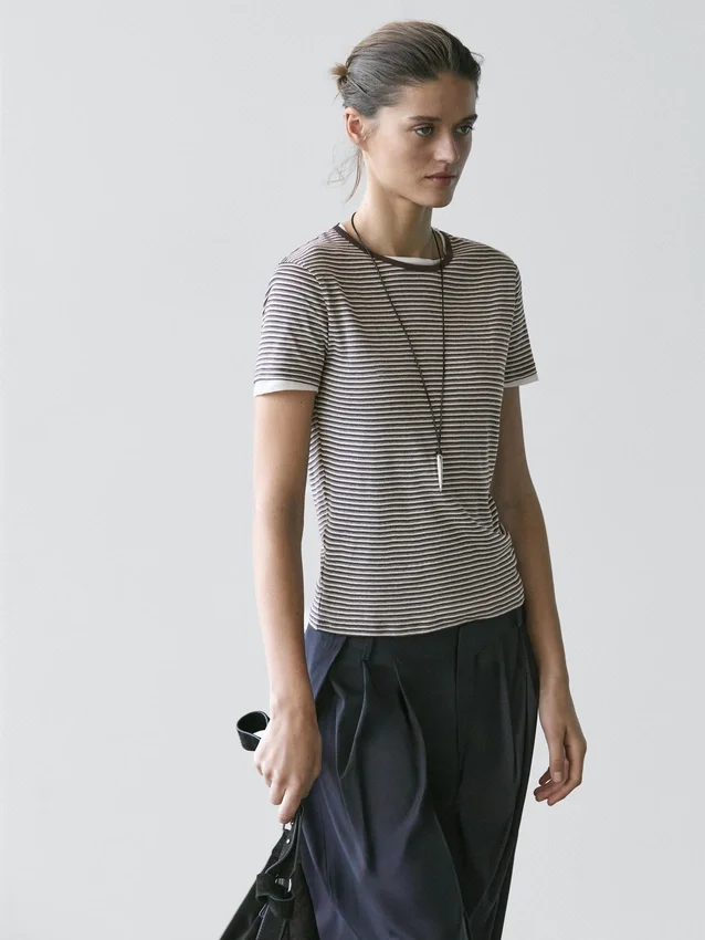 Randig dubbellagert T-shirt med korta ärmar Randig dubbellagert T-shirt med korta ärmar