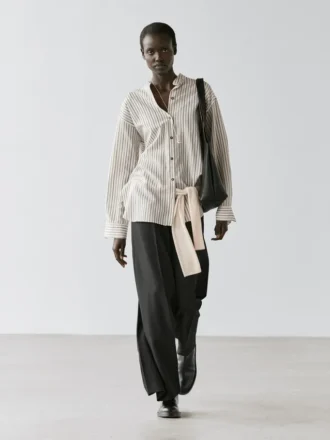 Randig, flödande skjorta med ståkrage