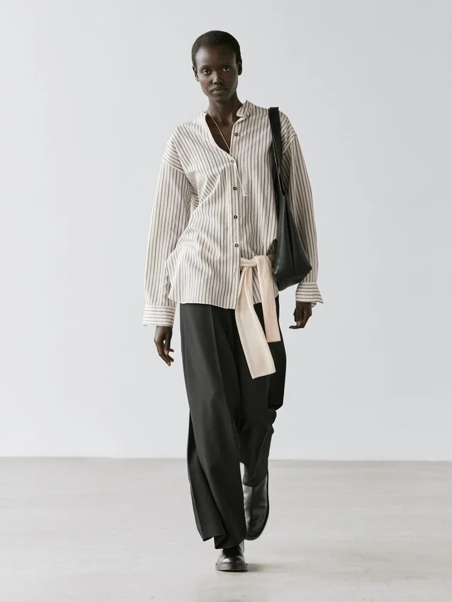 Randig, flödande skjorta med ståkrage Randig, flödande skjorta med ståkrage