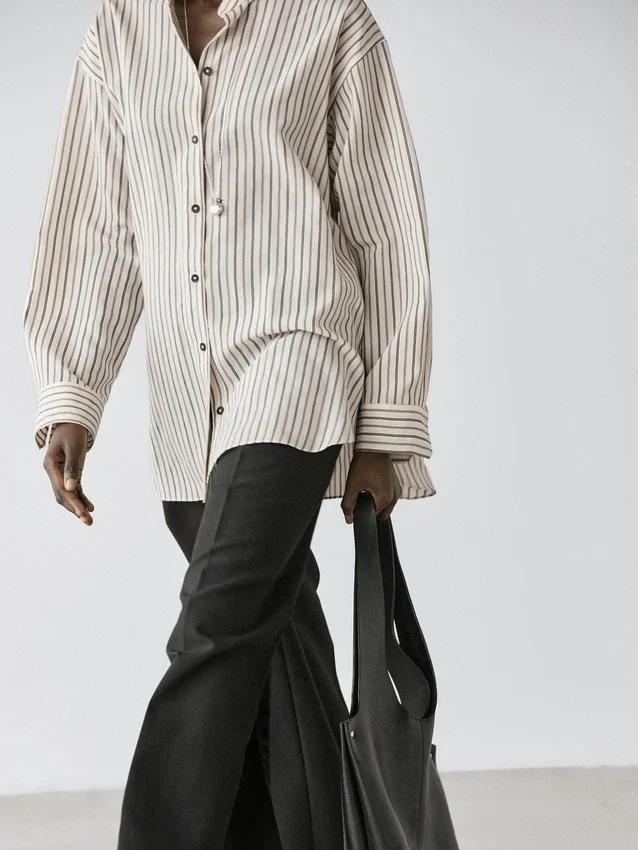 Randig, flödande skjorta med ståkrage Randig, flödande skjorta med ståkrage