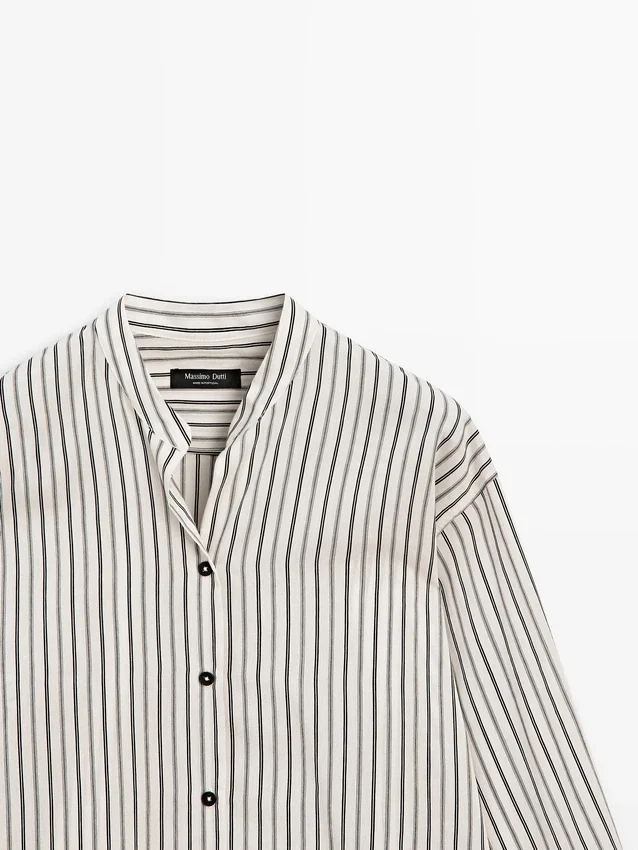 Randig, flödande skjorta med ståkrage Randig, flödande skjorta med ståkrage