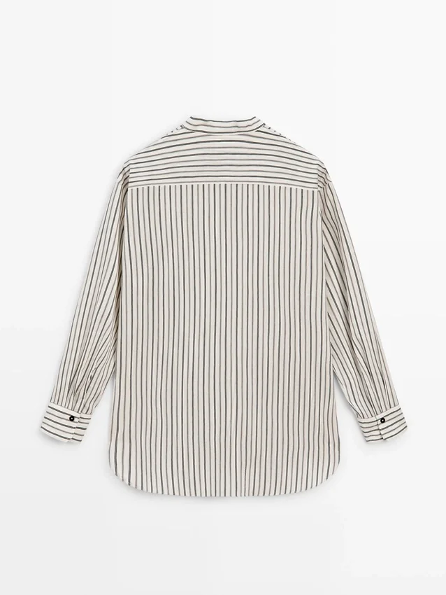 Randig, flödande skjorta med ståkrage Randig, flödande skjorta med ståkrage