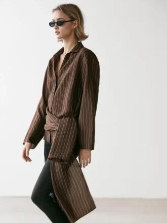 Randig skjorta med halsduka-detalj