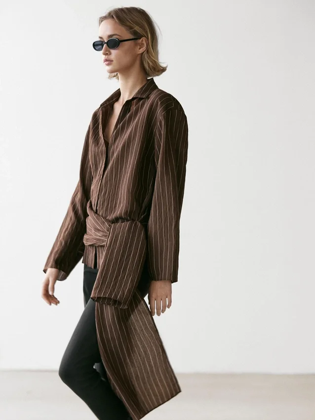 Randig skjorta med halsduka-detalj Randig skjorta med halsduka-detalj