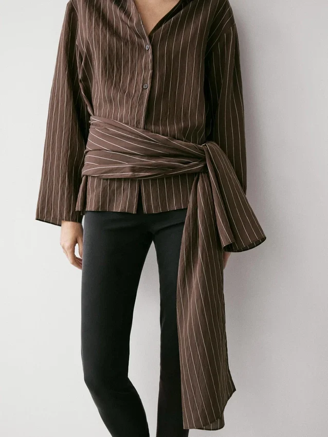 Randig skjorta med halsduka-detalj Randig skjorta med halsduka-detalj