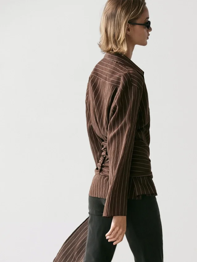 Randig skjorta med halsduka-detalj Randig skjorta med halsduka-detalj