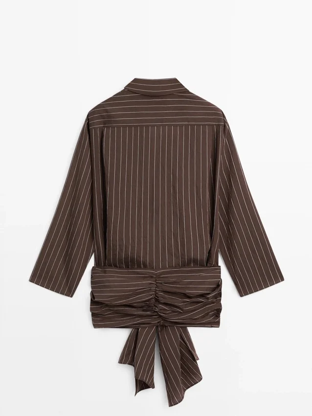 Randig skjorta med halsduka-detalj Randig skjorta med halsduka-detalj