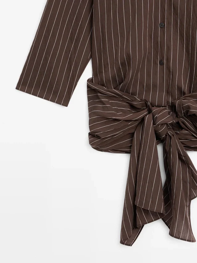 Randig skjorta med halsduka-detalj Randig skjorta med halsduka-detalj