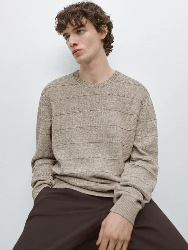 Randig stickad tröja med rund hals Randig stickad tröja med rund hals