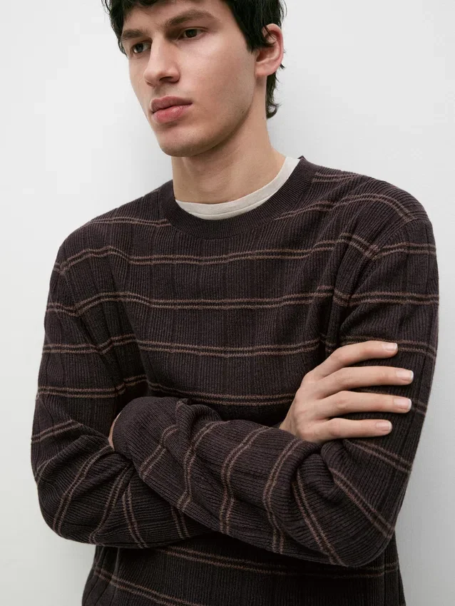 Randig stickad tröja med rund hals Randig stickad tröja med rund hals