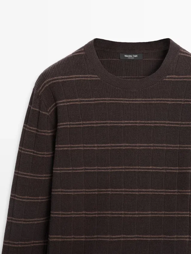 Randig stickad tröja med rund hals Randig stickad tröja med rund hals