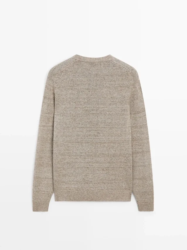 Randig stickad tröja med rund hals Randig stickad tröja med rund hals