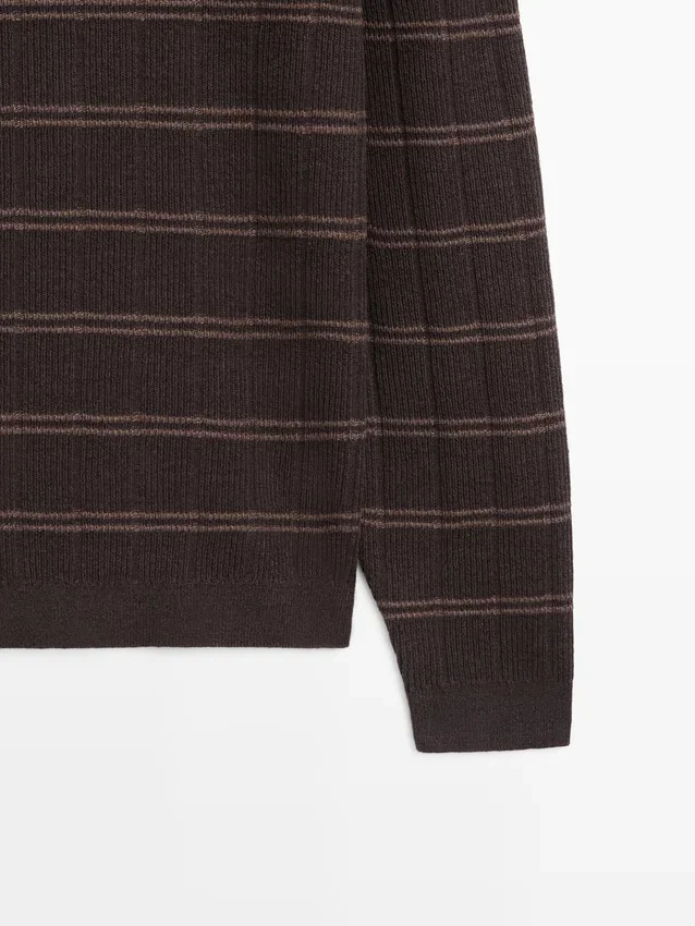 Randig stickad tröja med rund hals Randig stickad tröja med rund hals