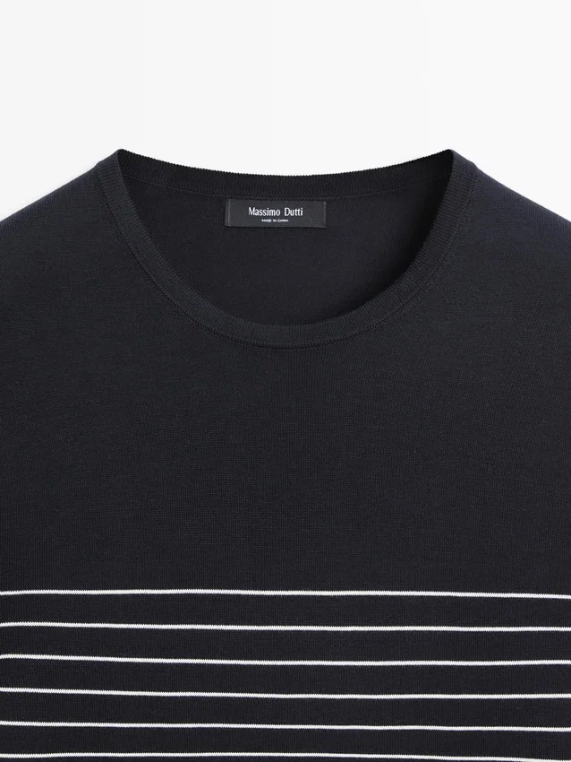 Randig tröja med rund hals Randig tröja med rund hals