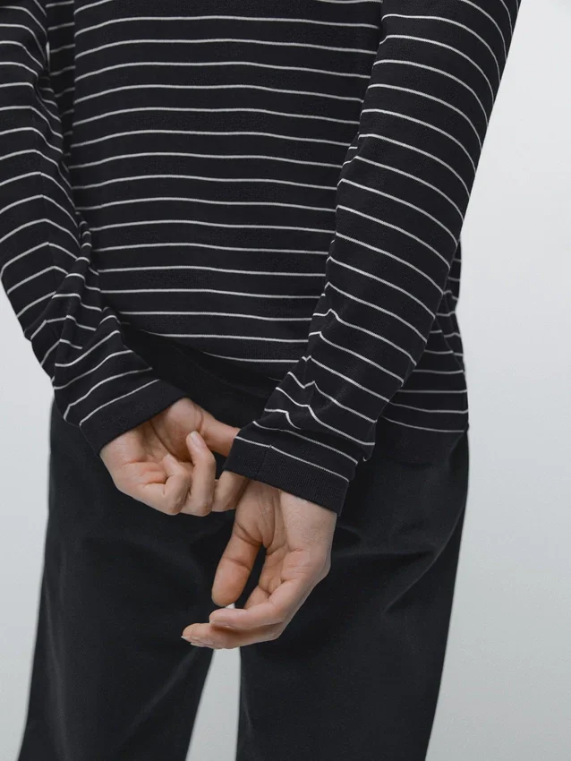 Randig tröja med rund hals Randig tröja med rund hals