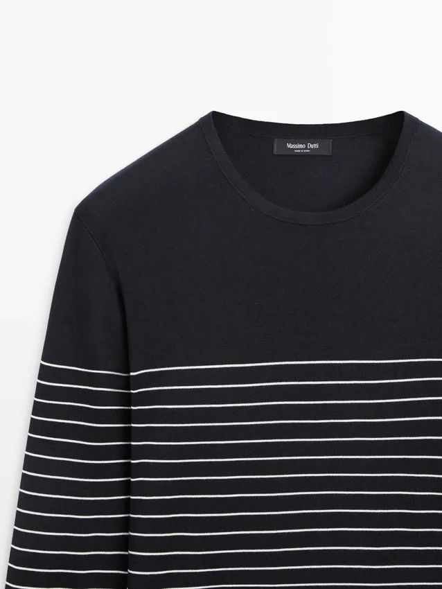 Randig tröja med rund hals Randig tröja med rund hals