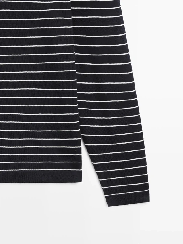 Randig tröja med rund hals Randig tröja med rund hals