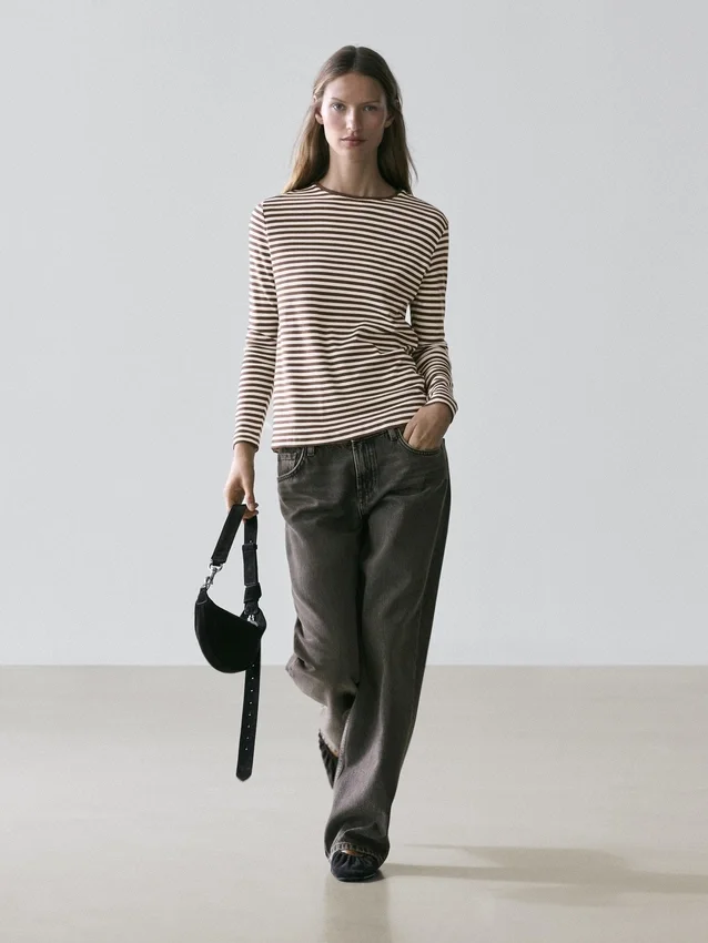 Randiga långärmade T-shirts med kontrastdetaljer Randiga långärmade T-shirts med kontrastdetaljer