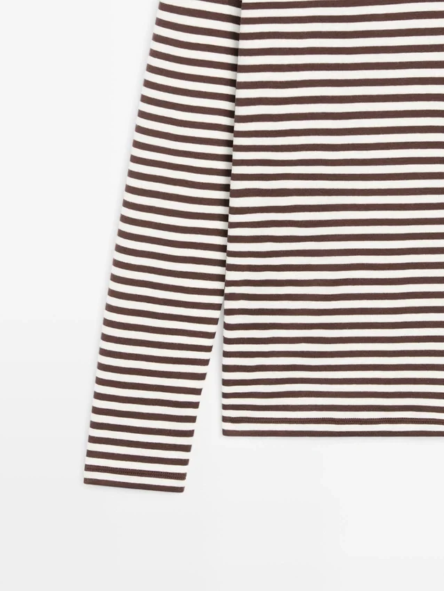 Randiga långärmade T-shirts med kontrastdetaljer Randiga långärmade T-shirts med kontrastdetaljer