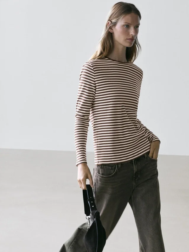 Randiga långärmade T-shirts med kontrastdetaljer Randiga långärmade T-shirts med kontrastdetaljer