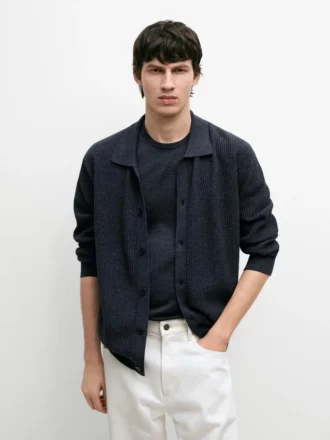 Ribbad stickad kofta med knappar