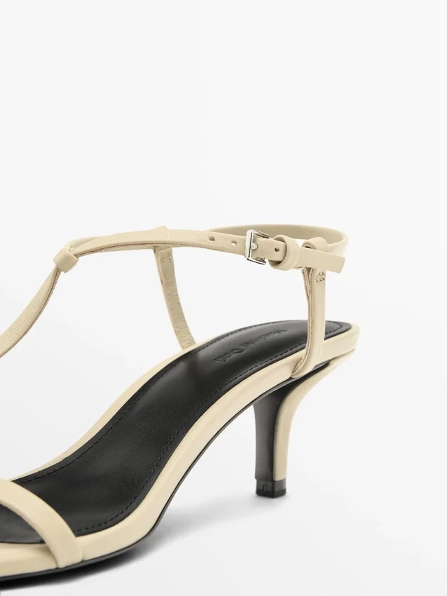 Sandaler med remmar och medelhög klack Sandaler med remmar och medelhög klack