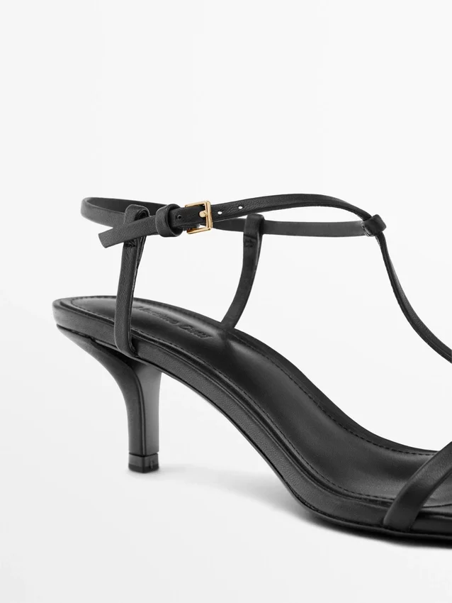 Sandaler med remmar och medelhög klack Sandaler med remmar och medelhög klack