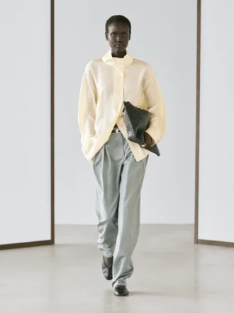 Silkes skjorta med knappdetaljer