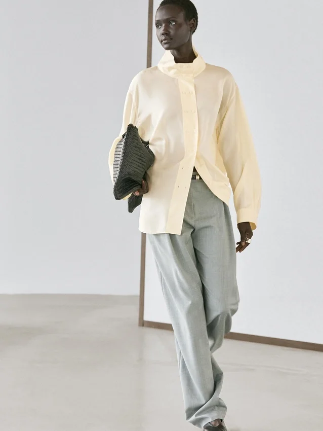 Silkes skjorta med knappdetaljer Silkes skjorta med knappdetaljer