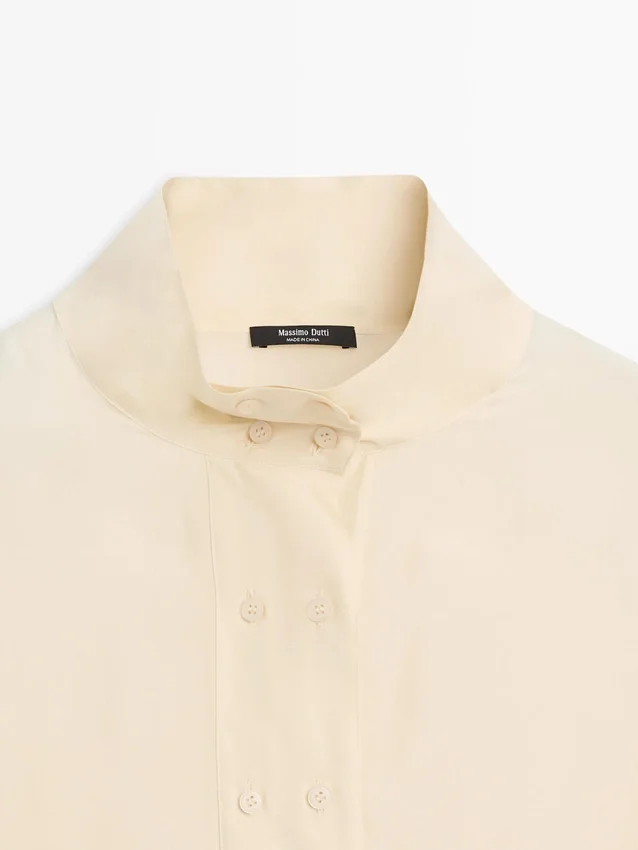 Silkes skjorta med knappdetaljer Silkes skjorta med knappdetaljer