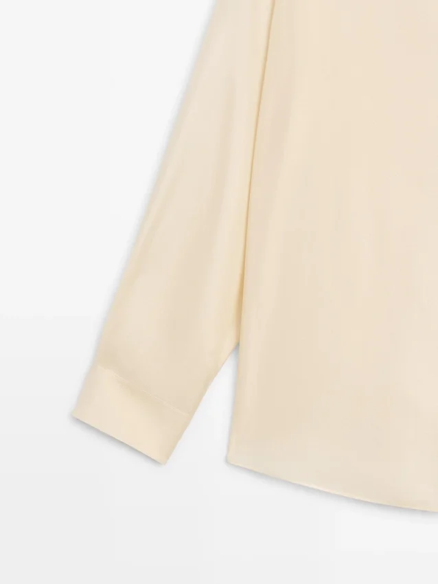 Silkes skjorta med knappdetaljer Silkes skjorta med knappdetaljer