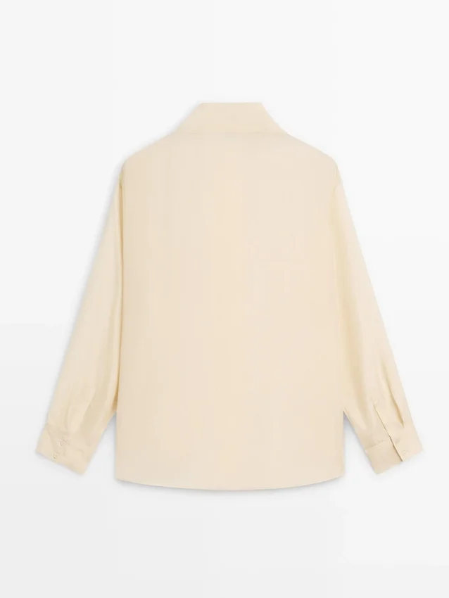 Silkes skjorta med knappdetaljer Silkes skjorta med knappdetaljer