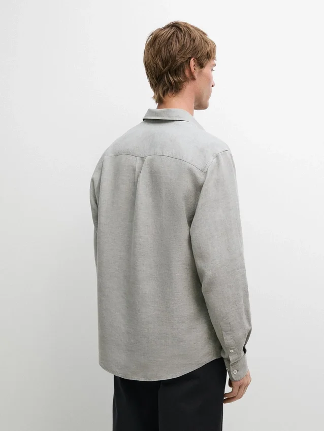 Skjorta i 100 % linne med fickdetaljer Skjorta i 100 % linne med fickdetaljer
