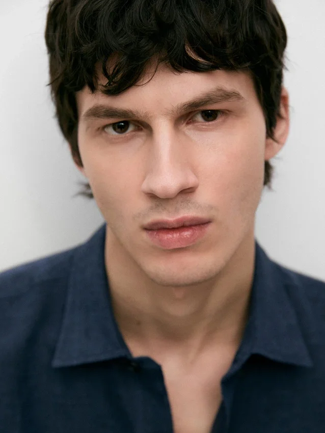 Skjorta i 100 % linne med normal passform Skjorta i 100 % linne med normal passform