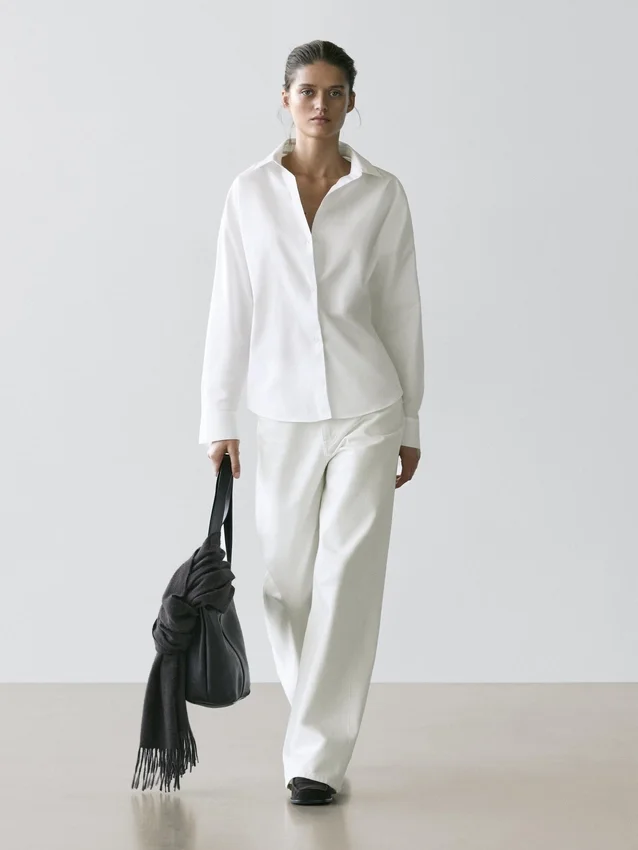 Skjorta i bomullspoplin med insnitt Skjorta i bomullspoplin med insnitt