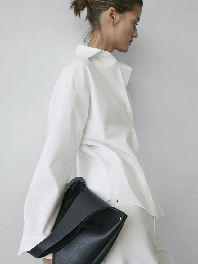 Skjorta i bomullspoplin med insnitt Skjorta i bomullspoplin med insnitt