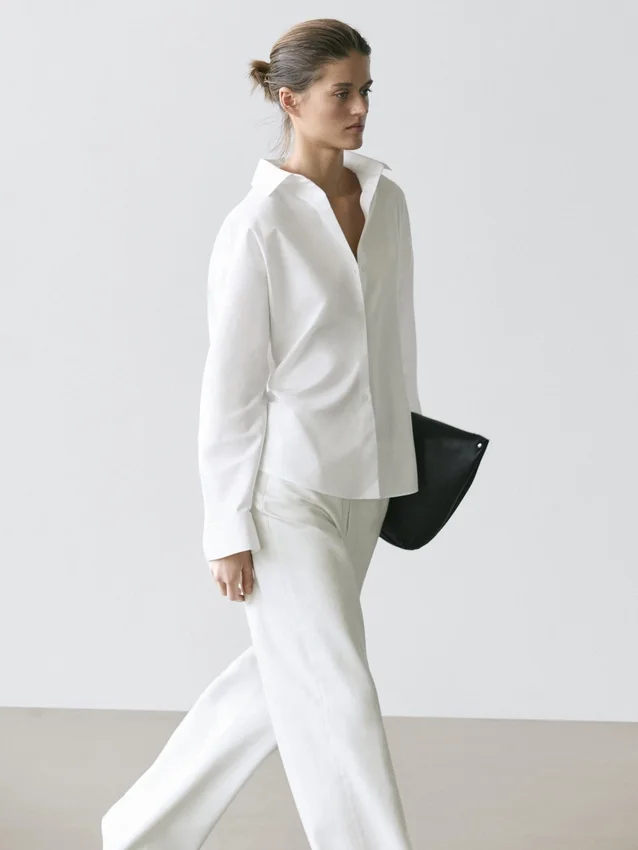 Skjorta i bomullspoplin med insnitt Skjorta i bomullspoplin med insnitt