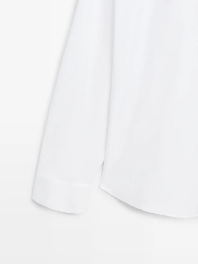 Skjorta i bomullspoplin med insnitt Skjorta i bomullspoplin med insnitt