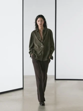 Skjorta i mocka med sömmar