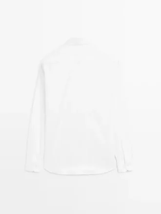 Skjorta i normal passform av 100 % bomull