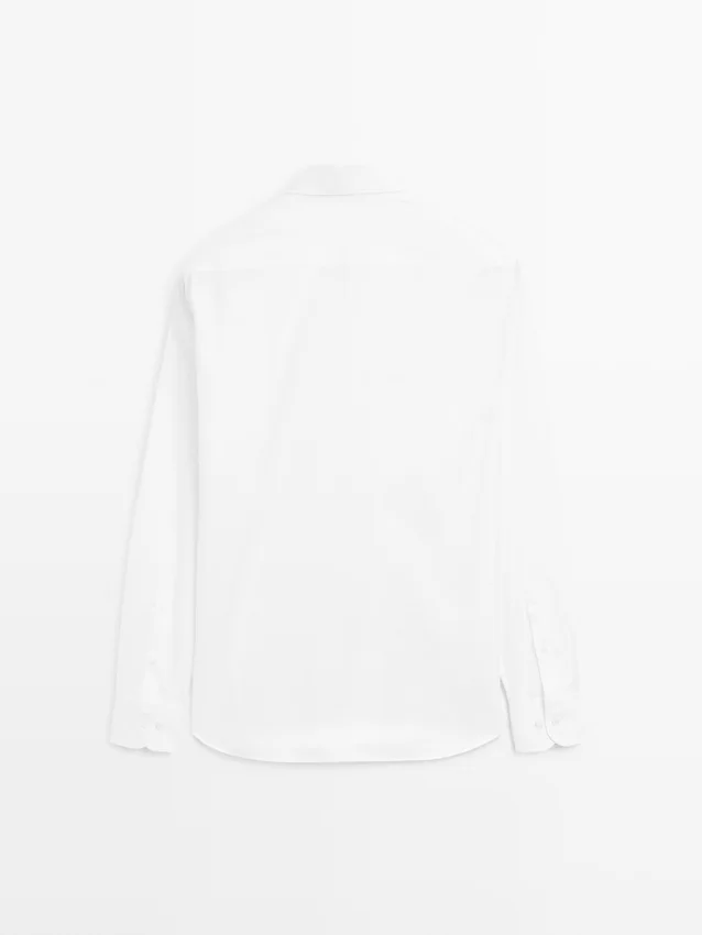 Skjorta i normal passform av 100 % bomull Skjorta i normal passform av 100 % bomull