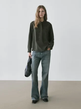 Skjorta med bieser och ståkrage