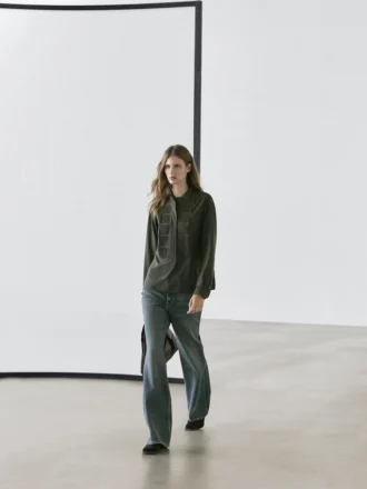 Skjorta med bieser och ståkrage