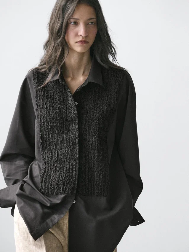 Skjorta med hängslen och broderade detaljer Skjorta med hängslen och broderade detaljer