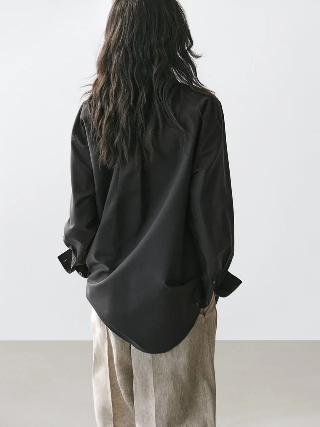 Skjorta med hängslen och broderade detaljer Skjorta med hängslen och broderade detaljer