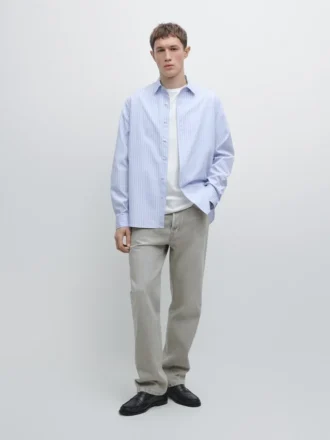 Skjorta med normal passform och smala ränder