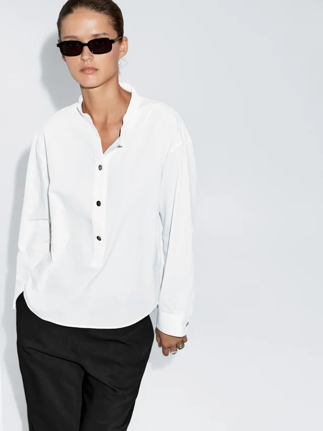 Skjorta med ståkrage och guldknappar Skjorta med ståkrage och guldknappar