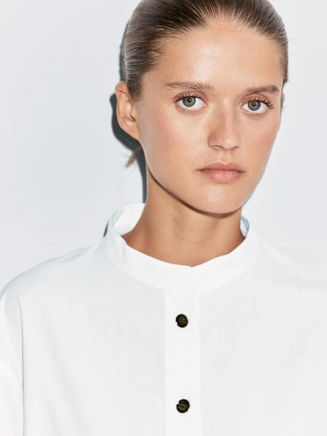 Skjorta med ståkrage och guldknappar Skjorta med ståkrage och guldknappar