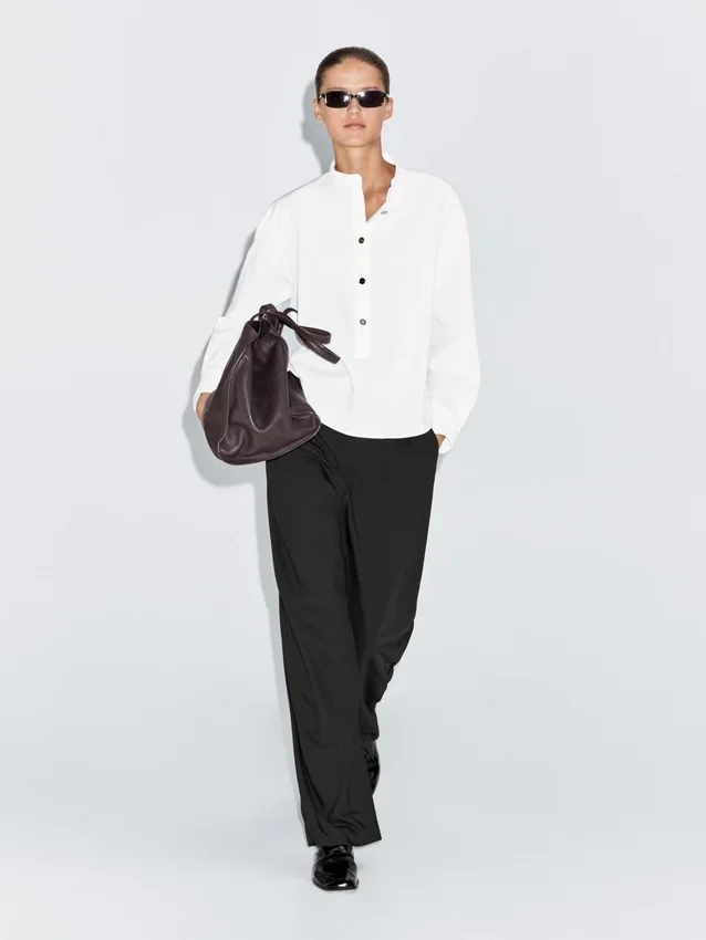 Skjorta med ståkrage och guldknappar Skjorta med ståkrage och guldknappar