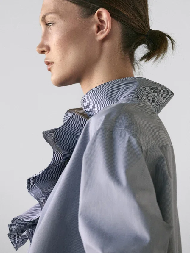 Skjorta med volangdetalj vid kragen Skjorta med volangdetalj vid kragen